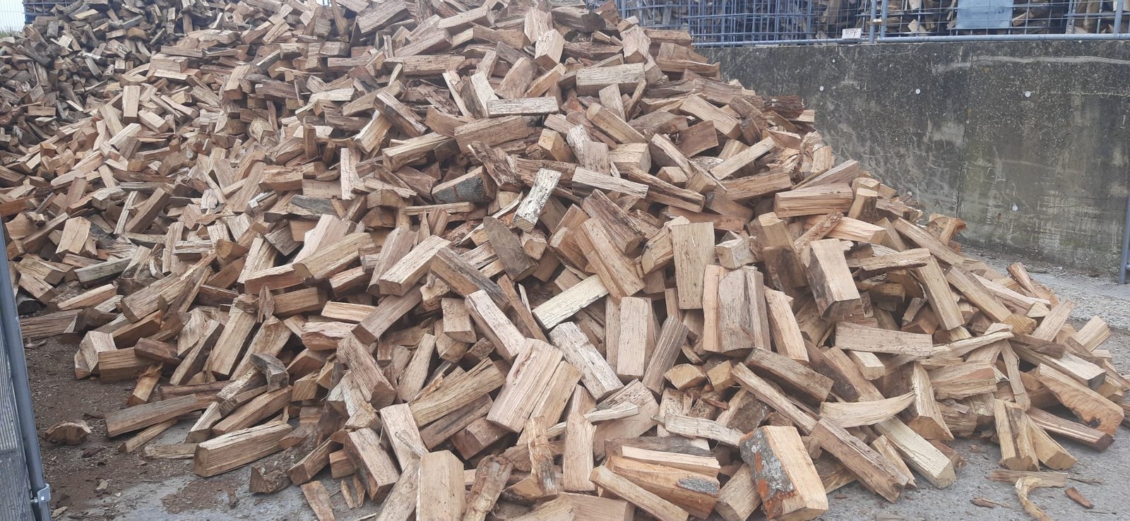480764702_1334961491091573_5517148824424558519_n-1.jpg 1Palette de bois de Chauffage – 33Cm – 3 Stères – Image 1